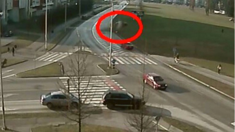 VIDEO Divljao autom u Karlovcu pa se zabio u reklamni pano. Pojavila se snimka