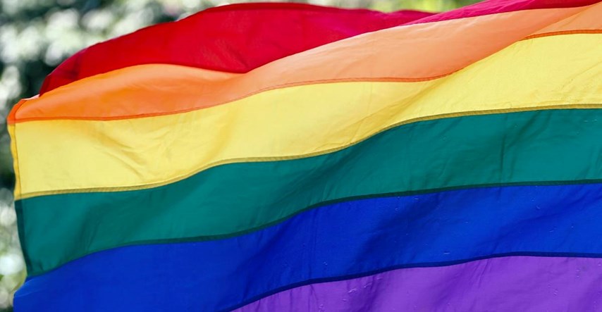 Čovjek u Pazinu skinuo LGBT zastavu pa završio iza rešetaka