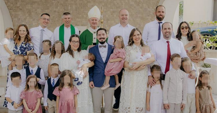 FOTO Ministar Šipić bio na krštenju sedmog djeteta iz iste obitelji