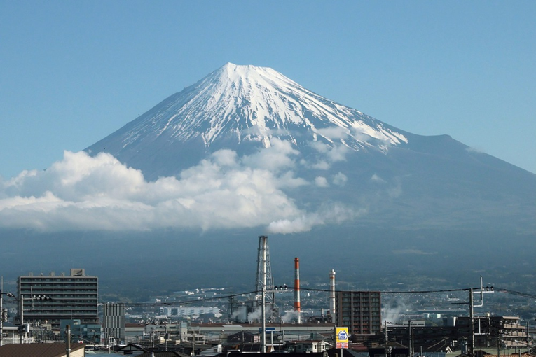 Jaka kiša pogodila planinu Fuji u Japanu. Odron zatrpao vozila na parkiralištu