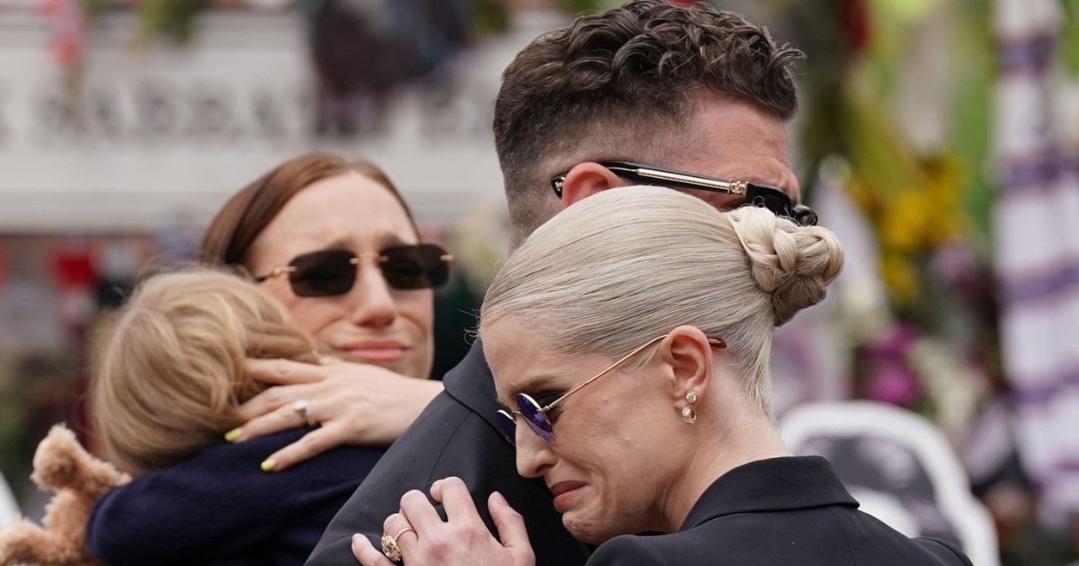 Kelly Osbourne na očevom ispraćaju nosila njegove ljubičaste naočale