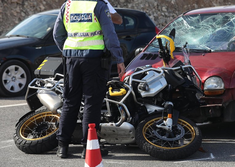 Teška nesreća kod Knina, poginuo motociklist. Cesta zatvorena