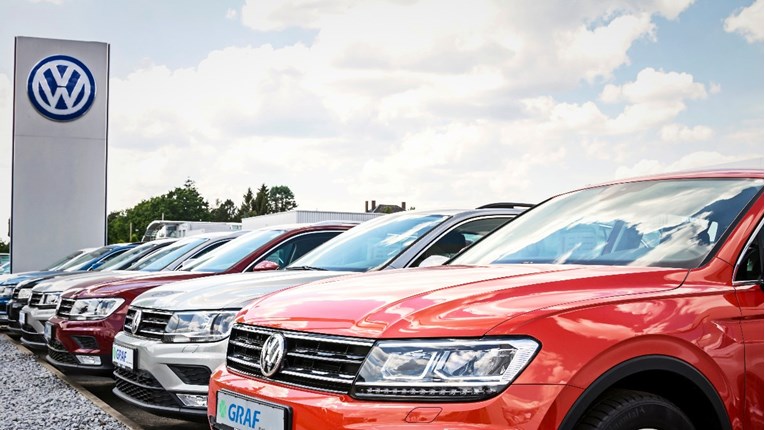 Prodaja Volkswagena pala za gotovo četvrtinu zbog nestašice čipova