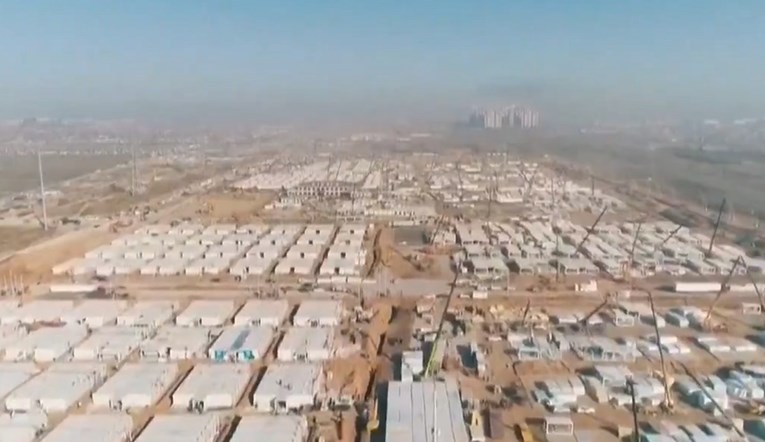 U Kini se gradi veliki karantenski kamp, moći će primiti više od 4000 ljudi