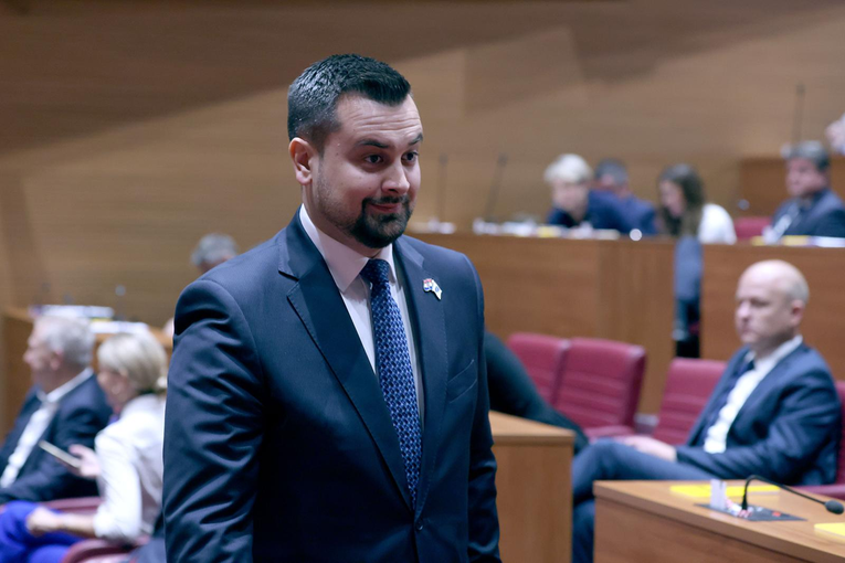 Izabran najmlađi potpredsjednik u povijesti Hrvatskog sabora. Dabro bio suzdržan