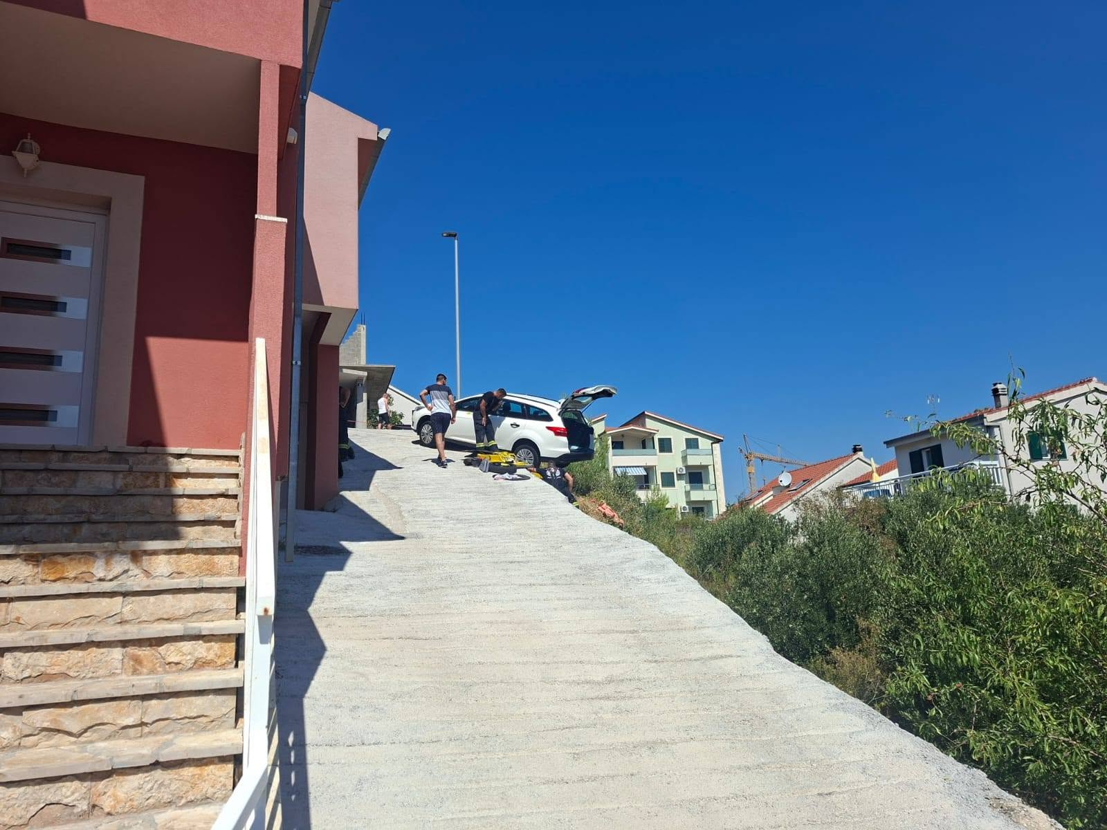 FOTO Auto s vozačem ostao visjeti nad provalijom u Podstrani, vatrogasci riješili sve