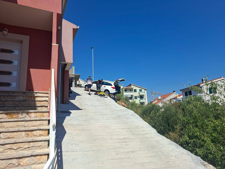 FOTO Auto se ljuljao nad provalijom u Podstrani, vatrogasci izvukli vozača