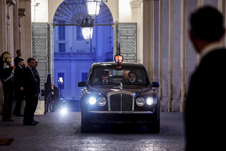 Kralj Charles i Camilla nenajavljeno posjetili papu Franju