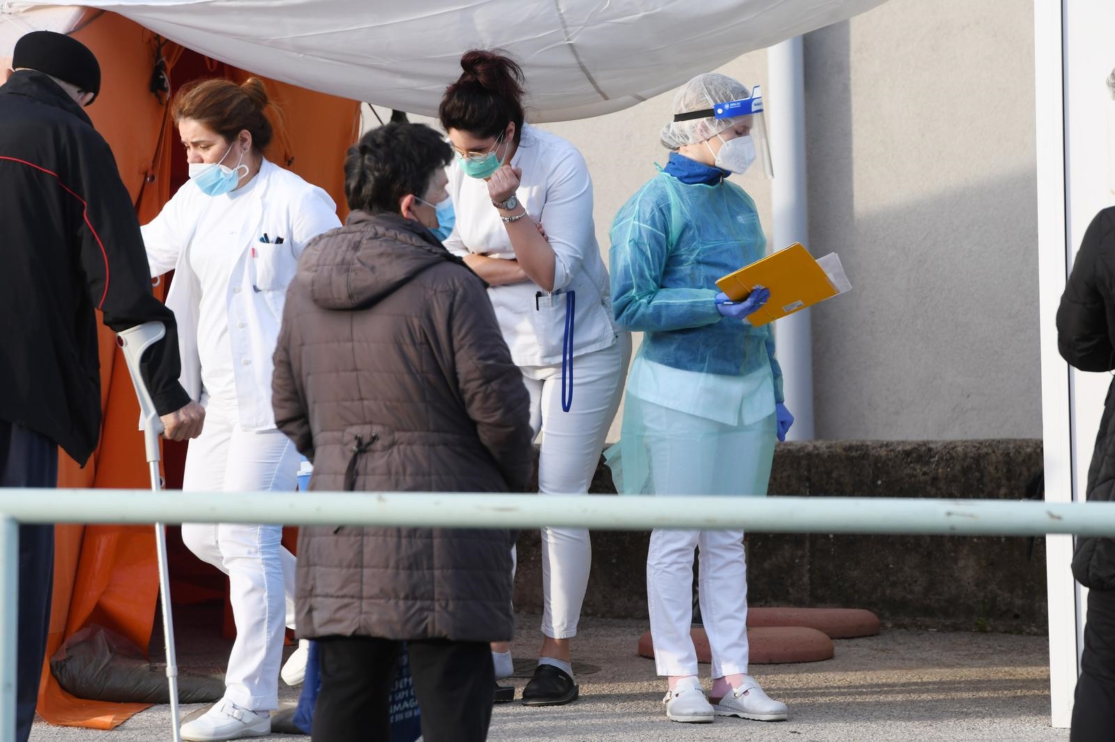 Stožer: 1242 nova slučaja, 6 umrlih, 25 pacijenata na respiratoru