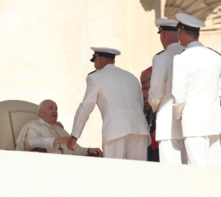 Pogledajte trenutak kad je Klapa Hrvatske ratne mornarice zapjevala papi Franji