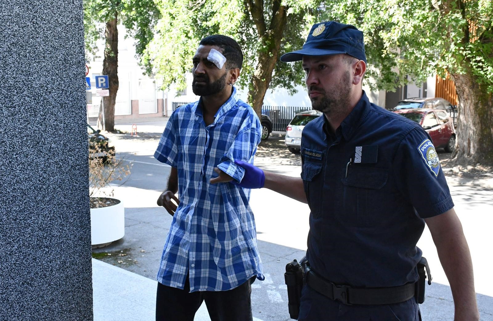 VIDEO I FOTO Ovo je muškarac koji je vozio kombi pun migranata i zabio se u stup