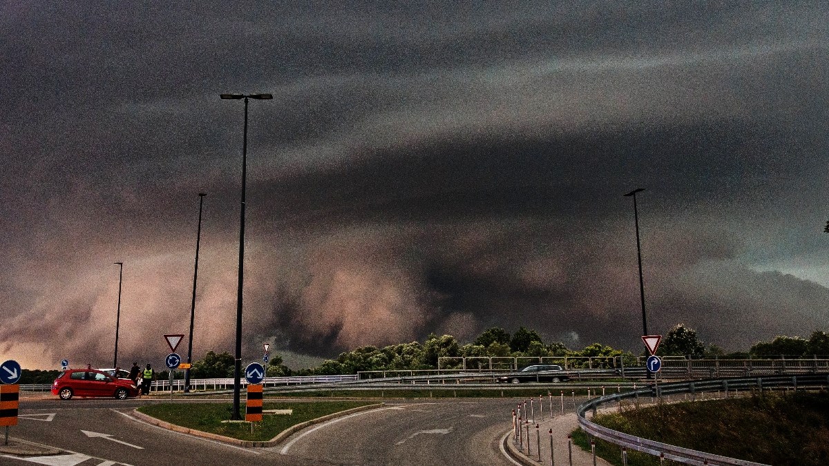 U Slavoniji i Zagrebu srušena stabla, razbijeni krovovi... Evo što nas čeka danas