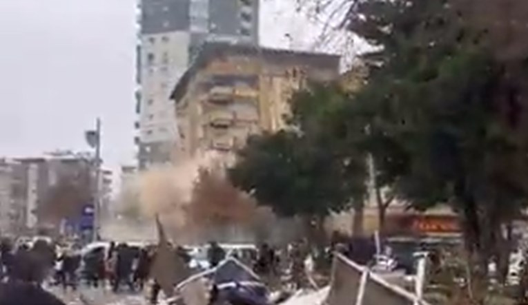 VIDEO Dok spasioci tragaju za preživjelima, oko njih se ruše zgrade