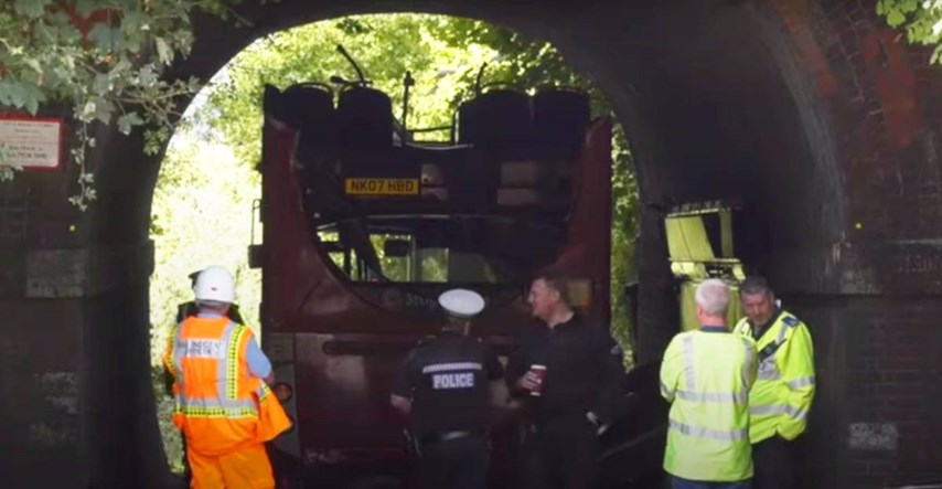 Autobus u Engleskoj udario u most. Otkinuo se krov, djeca zadobila ozbiljne ozljede