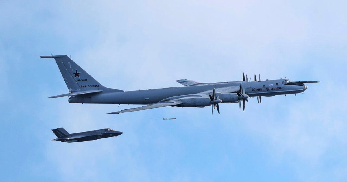 Incident. Ruski vojni avion bacao mikrofone tik uz nosač aviona, dignuti moćni F-35