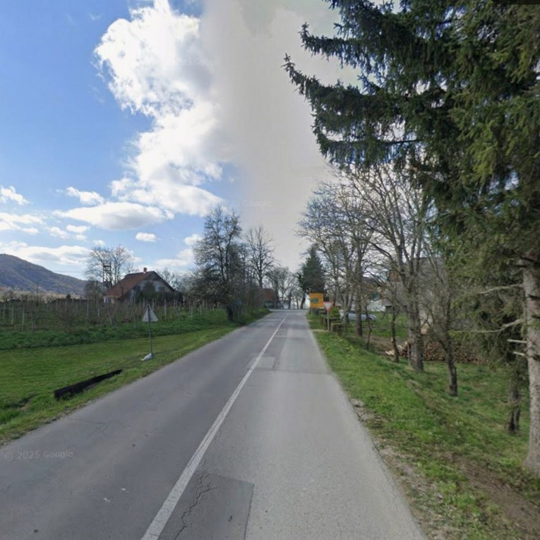 Vozio pijan u Josipdolu pa se zabio u stablo, rasvjetu i kuću. Teško je ozlijeđen