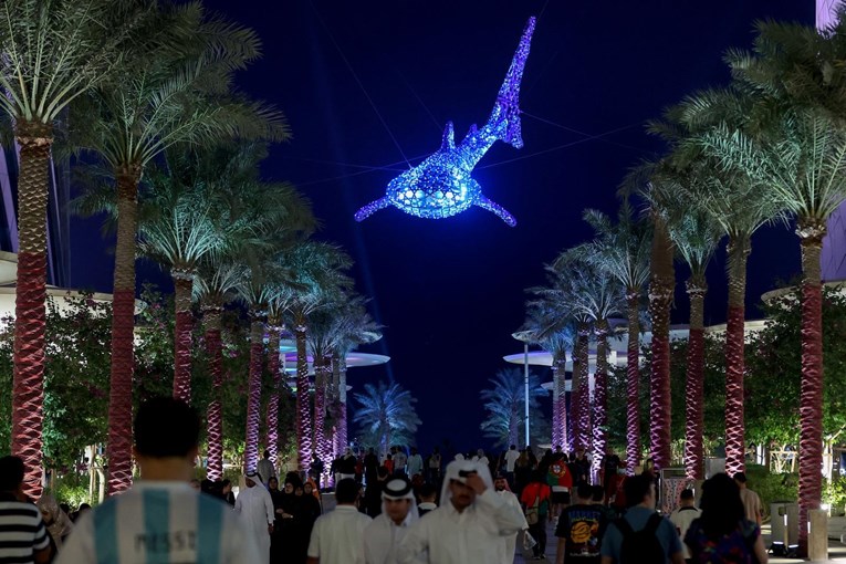 Nevjerojatna instalacija morskog psa u katarskom gradu krade poglede navijača