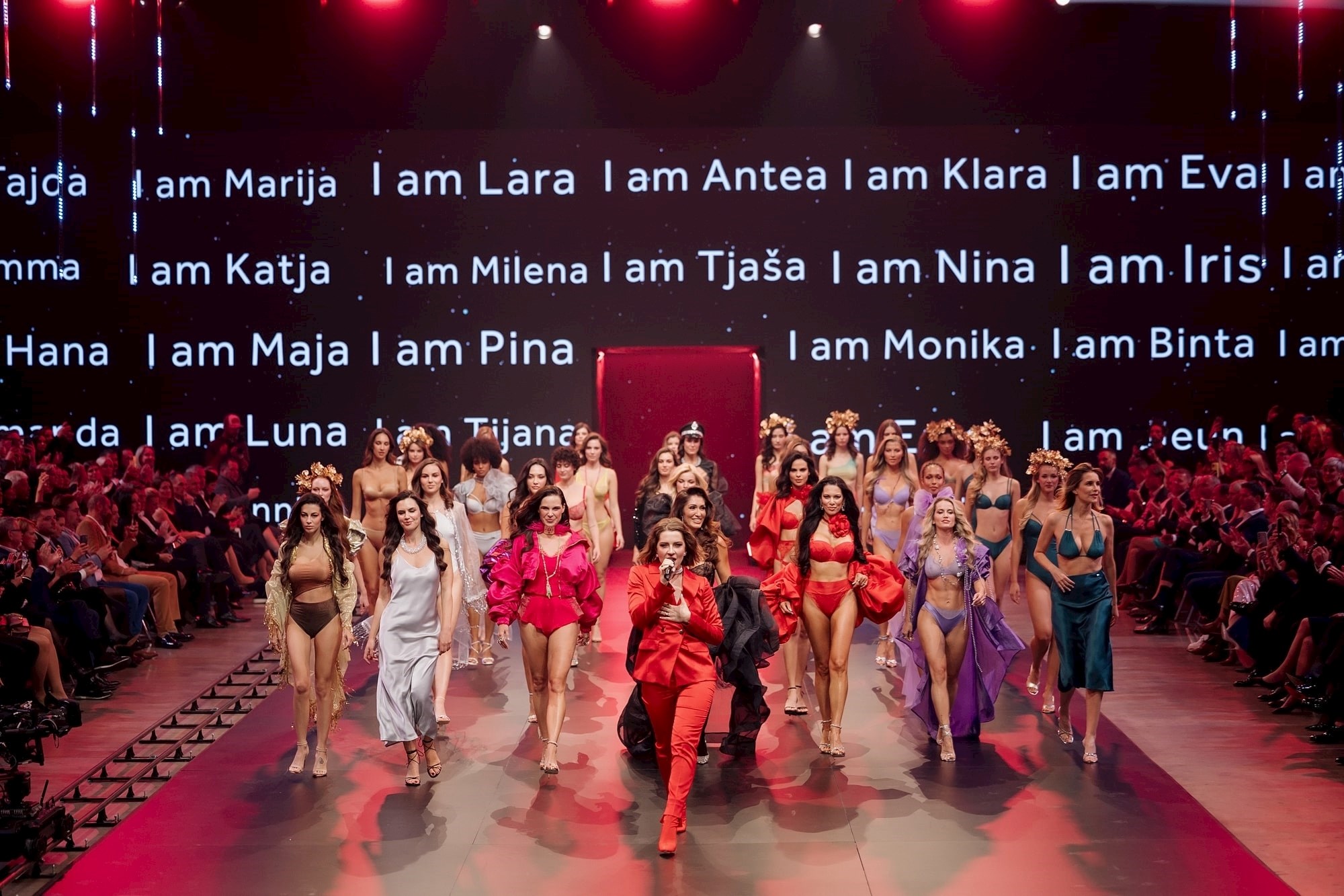 Lisca impresionirala ekskluzivnom modnom revijom i predstavila modernu viziju brenda