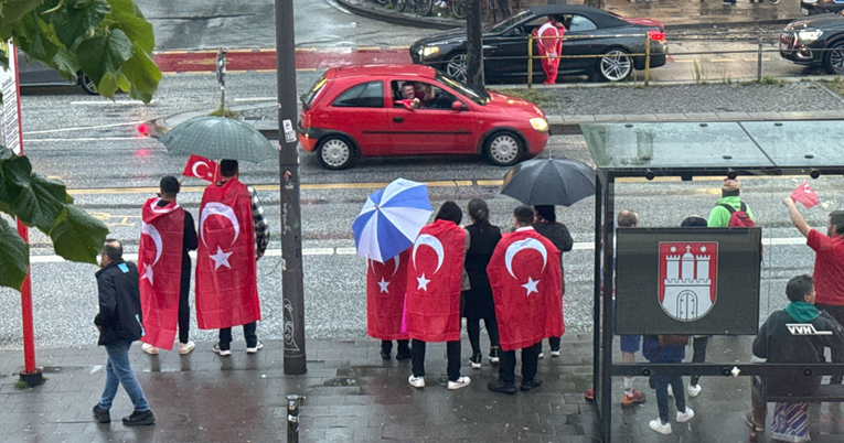 VIDEO Turski navijači slavili pobjedu nad Gruzijom, zaustavljali automobile na cesti