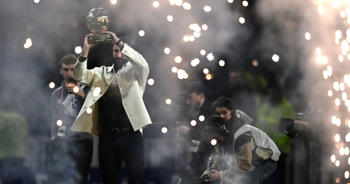 Benzema je pokazao Zlatnu loptu navijačima bivšeg kluba. Pogledajte njihovu reakciju