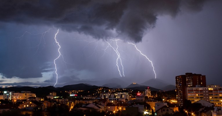 FOTO Ovako je večeras izgledalo nebo iznad Zagreba