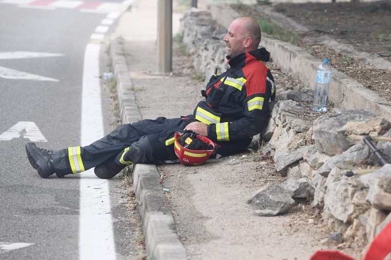 Umorni vatrogasac sjeo na cestu s bocom vode, već satima gasi požar kod Grebaštice