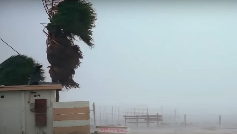 Uragan Hanna pogodio obalu Teksasa, srušio tek podignuti zid između SAD-a i Meksika