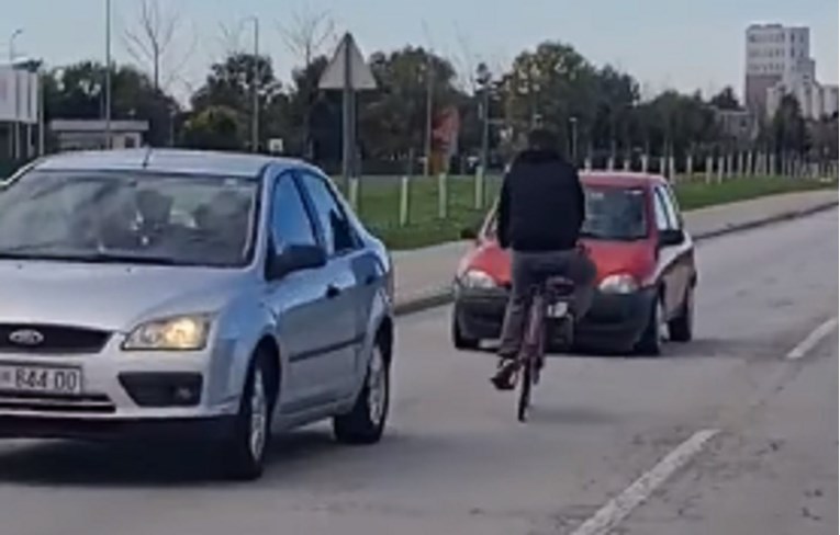 VIDEO Čovjek u Međimurju vozi bicikl u krivoj traci, namjerno ide prema autima