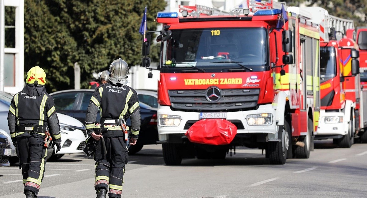 Električni bicikl se samozapalio u Velikoj Mlaki, požar se proširio na BMW i Teslu