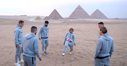 VIDEO Modrić i reprezentativci posjetili piramide i zaigrali nogomet na pijesku