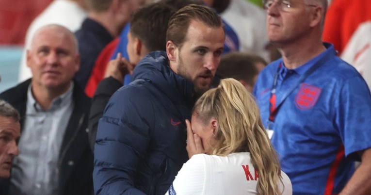 Supruga Harryja Kanea rasplakala se nakon poraza Engleske u finalu Eura, on je tješio