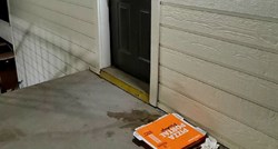 Kutija od pizze pred vratima stajala 10 dana, poruka susjede uz nju postala hit