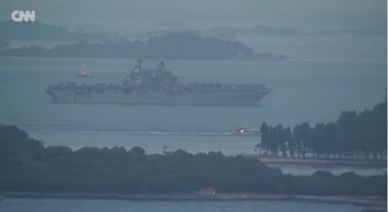 USS Tripoli snimljen kod Singapura