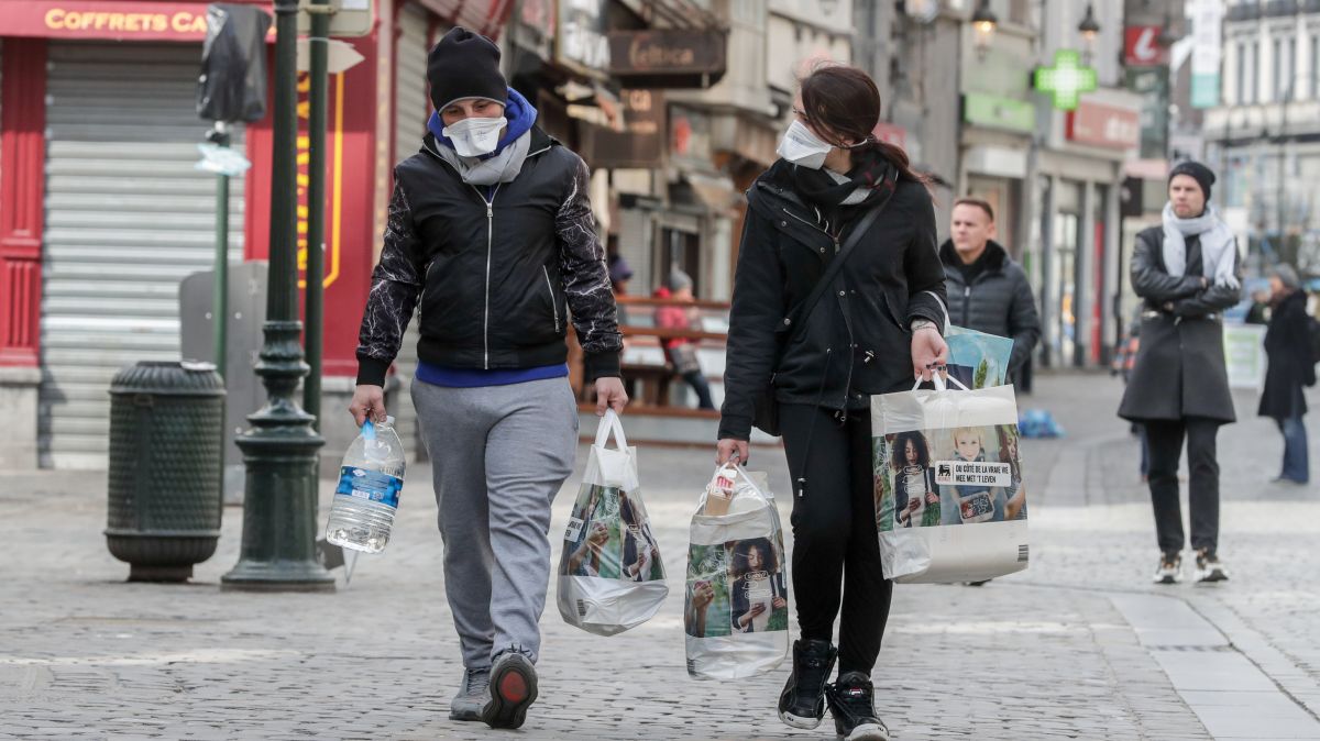 Ugledni psiholozi objasnili zašto ljudi gomilaju zalihe zbog pandemije koronavirusa