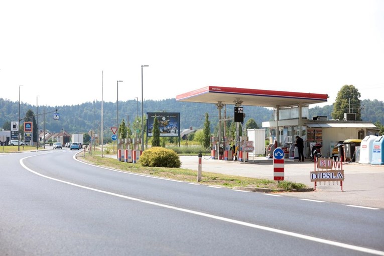 U Sloveniji od ponoći ograničeno točenje goriva. Posebne mjere za strance