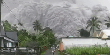 VIDEO Snažna erupcija vulkana u Indoneziji, pogledajte snimke