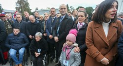 FOTO Djevojčica u plavom kaputiću s kćeri stigla u Vukovar, okružili je ministri