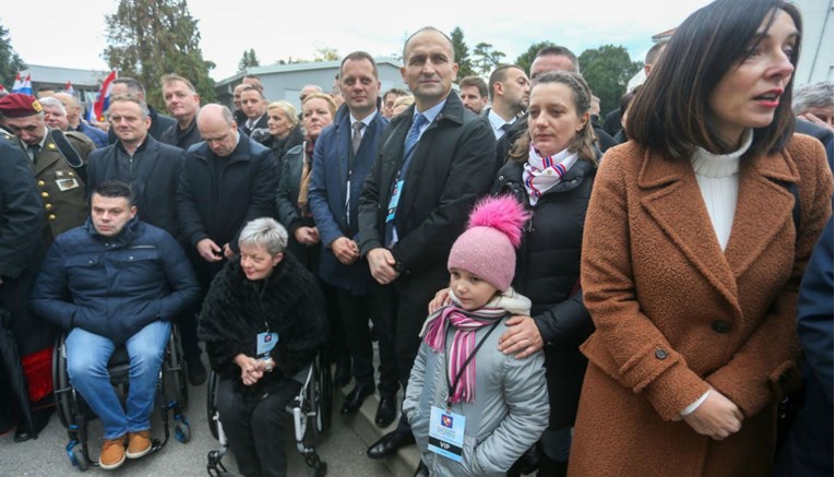 FOTO Djevojčica u plavom kaputiću s kćeri stigla u Vukovar, okružili je ministri