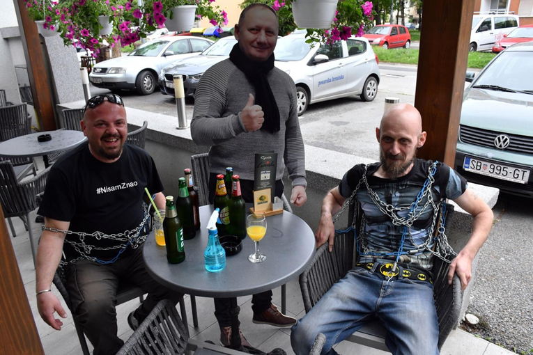 Baš im je nedostajao: U Slavonskom Brodu se lancima vezali za kafić nakon otvaranja