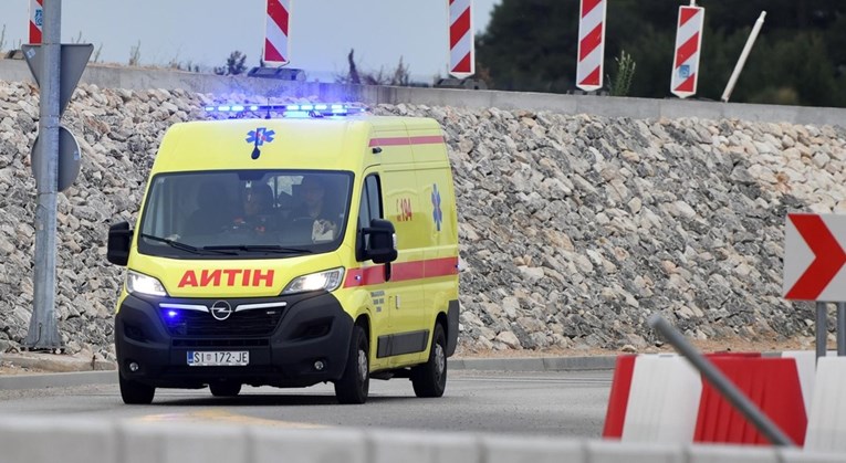 Maloljetnik u Rovinju pao s četvrtog kata na vozilo hitne. Objavljeni su detalji