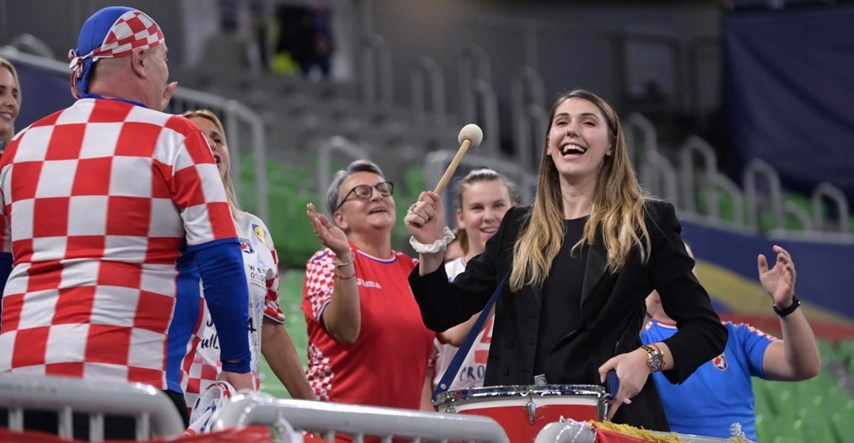 FOTO Najbolja hrvatska rukometašica je ozlijeđena, ali predvodi navijanje s tribina