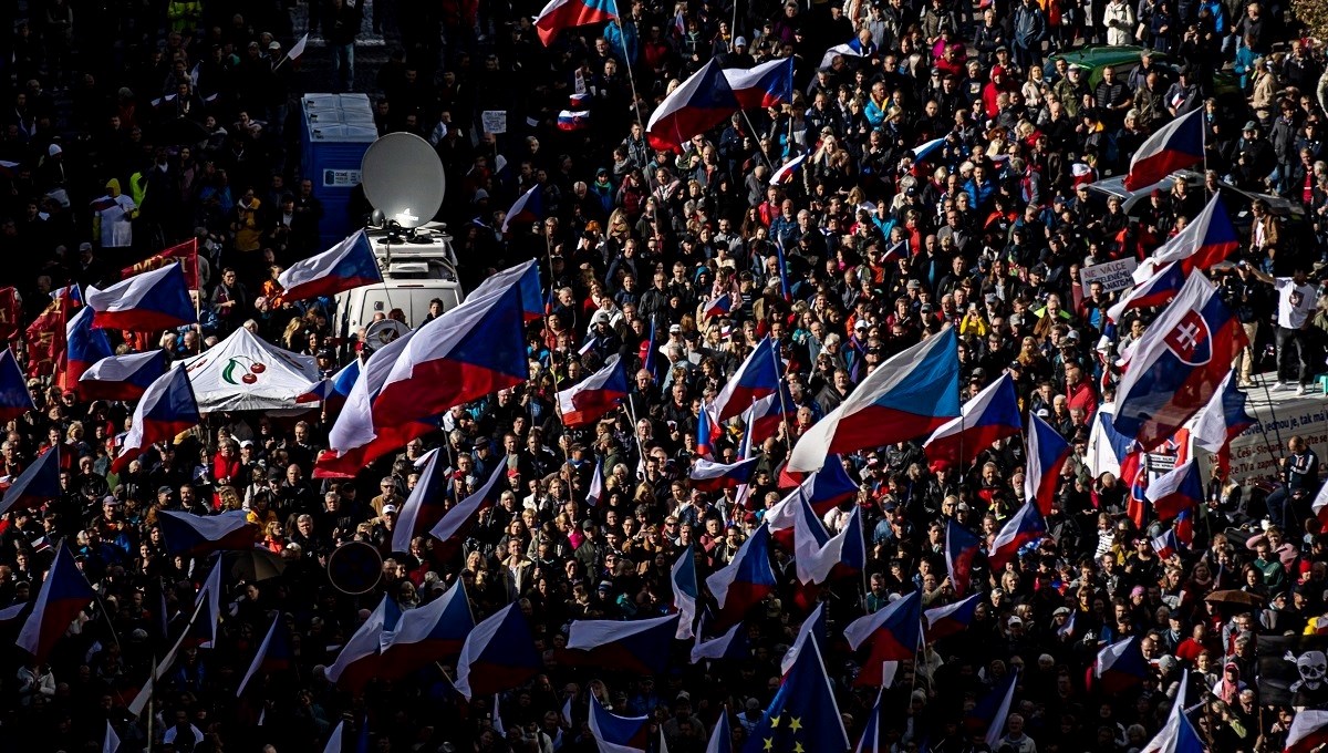 FOTO Deseci tisuća Čeha izašli na ulice, prosvjedovali protiv NATO-a i EU