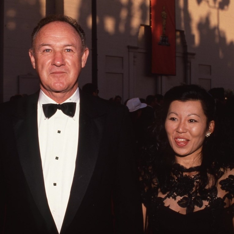 Iako su uzroci već poznati, istraga oko smrti Hackmana i supruge ostaje otvorena