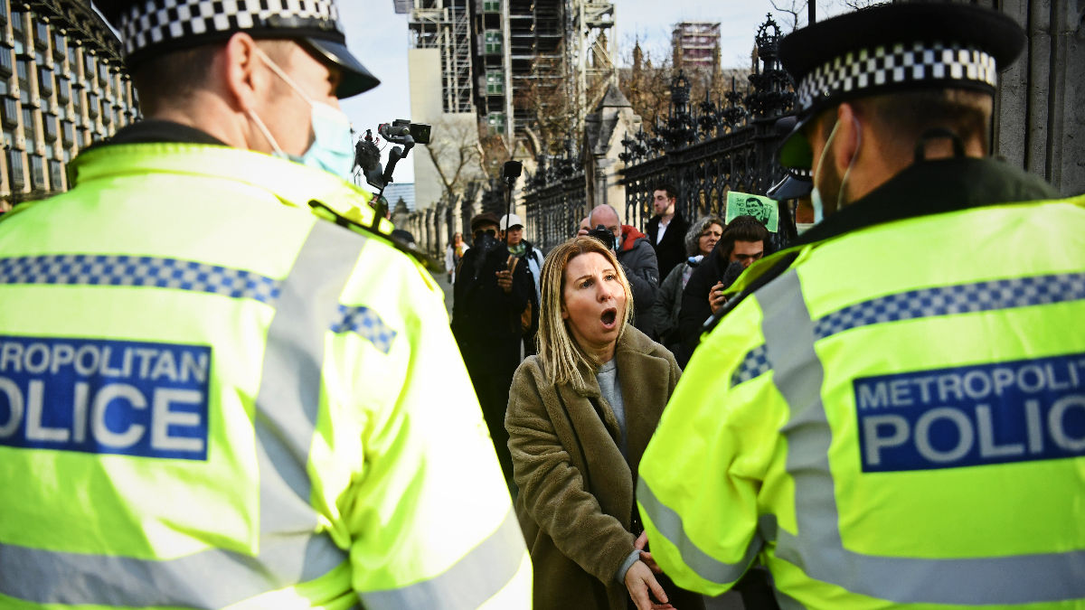 Britanija uvodi goleme kazne za kućne zabave