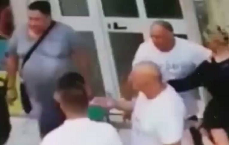 VIDEO Masovna tučnjava prodavača u Rovinju, posvađali se oko robe