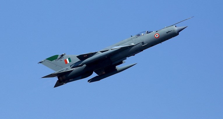 Indijski borbeni avion pao na kuću. Tri osobe poginule