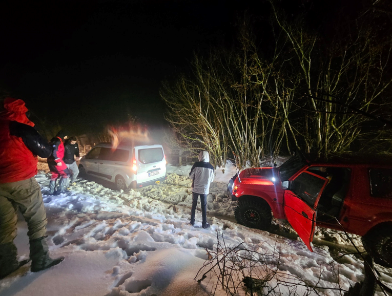 Četvero Hrvata spašeno iz vozila koje je zapelo na planinskom putu u Hercegovini