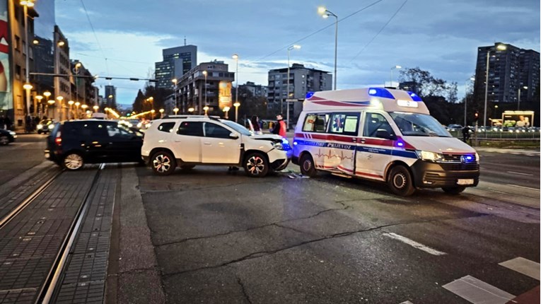 Sudar na jednom od najprometnijih križanja u Zagrebu. Auto se zabio u sanitet