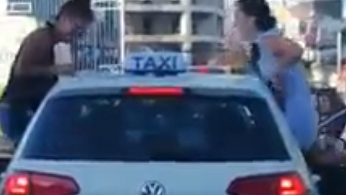 Skakale po autima na semaforu: Razgolićene turistice napravile kaos u Splitu