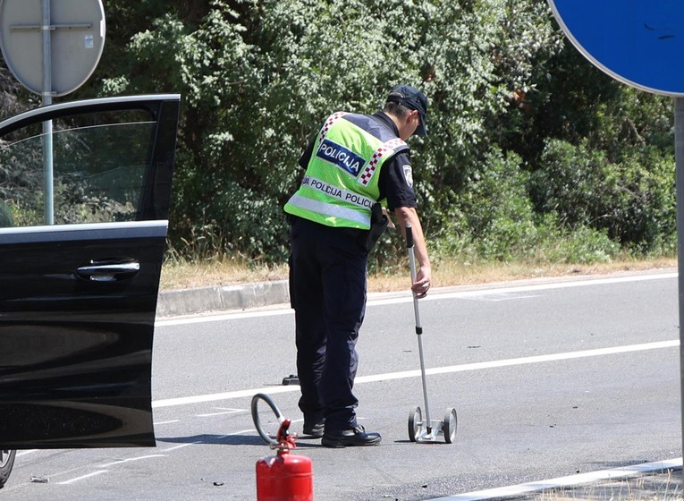 Prešao na suprotnu stranu ceste i izazvao lančani sudar. Jedna osoba teško ozlijeđena